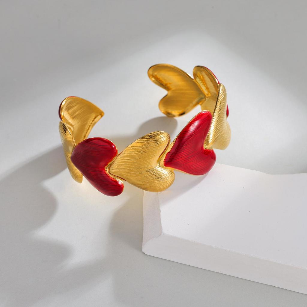 Открытый браслет из нержавеющей стали в форме сердца: Нишевый дизайн в европейском и американском стиле для женщин