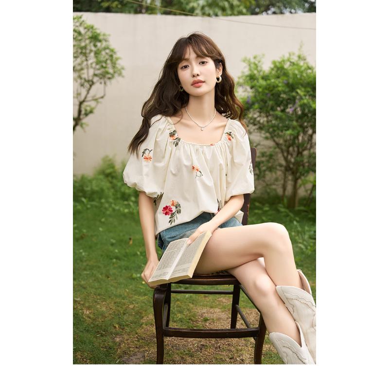 Mishow Женская блузка 2023, летняя новая корейская стильная вышивка с квадратным воротником и пышными рукавами, повседневный топ с цветочным принтом MXC38X0092