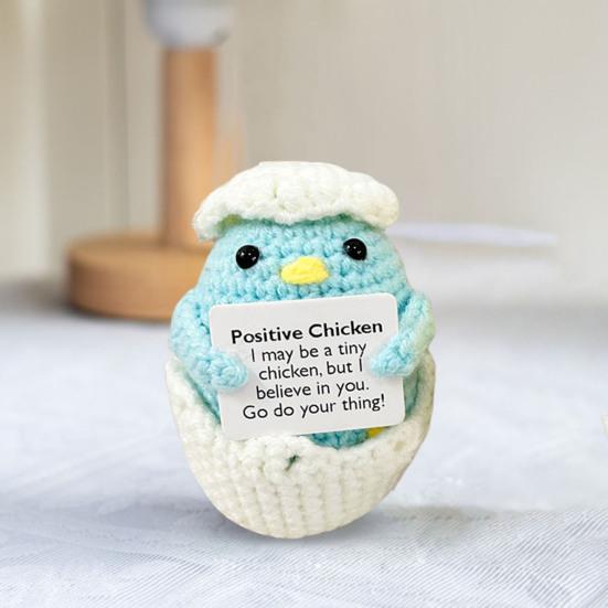 Мини-вязаная крючком курица с позитивной открыткой, ручная работа, пряжа, вязание, сине-желтая кукла, игрушка для снятия стресса, украшение для домашнего офиса и рабочего стола