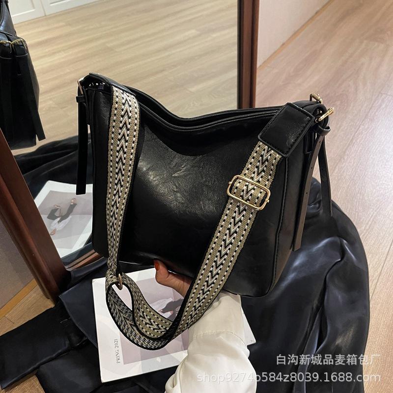 Retro Wide Shoulder Strap Small Bag Women's 2025 New Trendy Simple Temperament Shoulder Bag Popular Messenger Bucket Bag