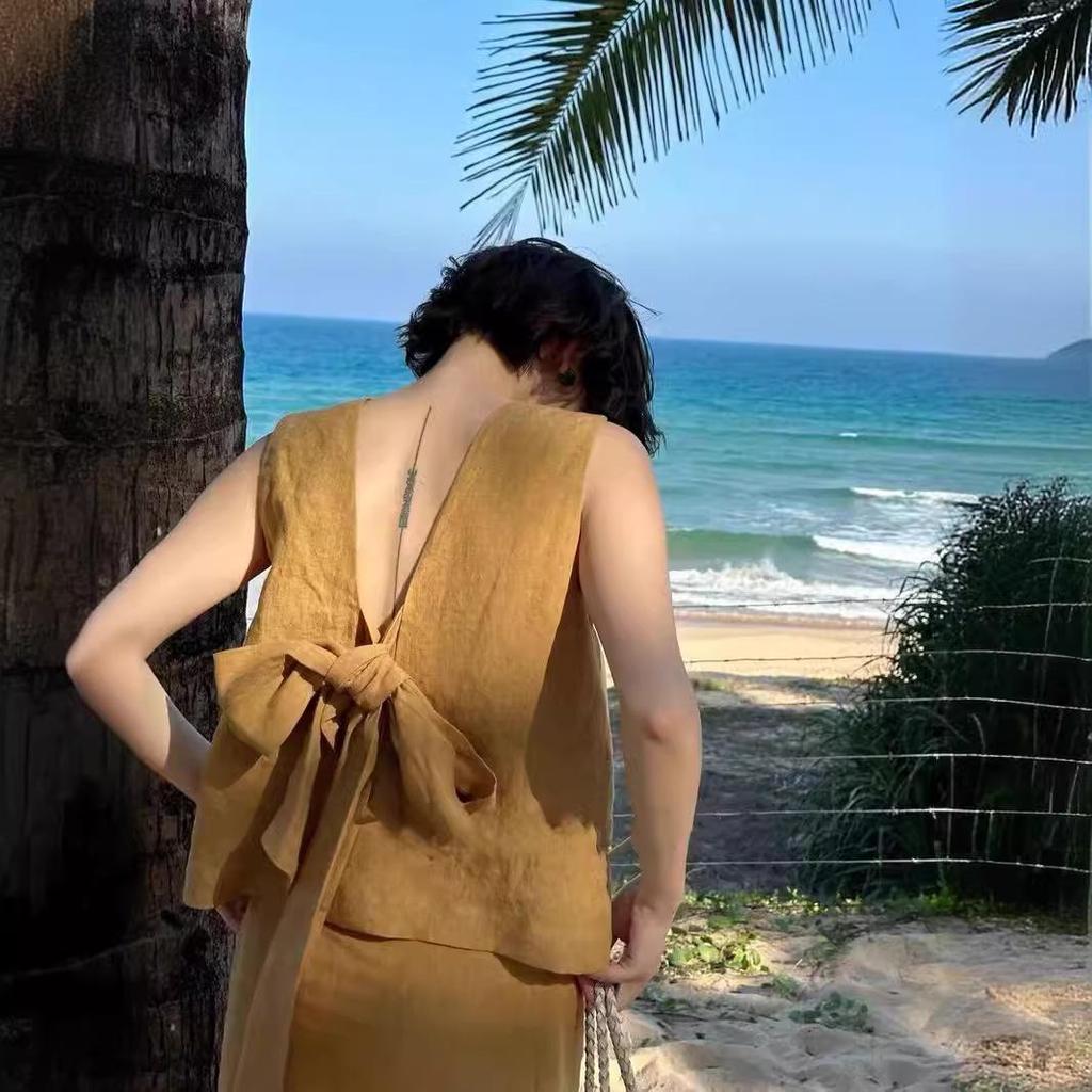 Летний комплект из топа без рукавов с V-образным вырезом и юбки миди 2024