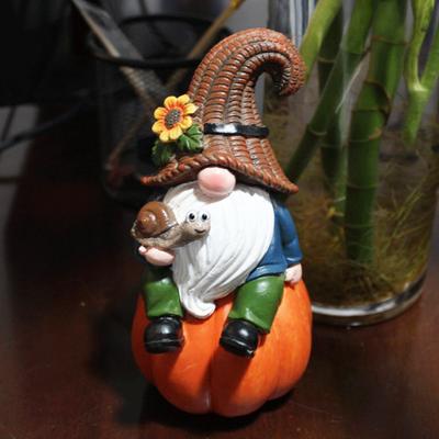Садовая тыква Гном Фигурка держащая улитку Сидящий гном Эльф Статуэтка из смолы Скульптура для дома и улицы День благодарения Праздник урожая Осень Рабочий стол