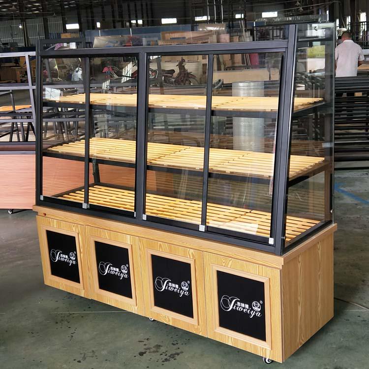 В наличии кондитерская витрина: Остров из массива дерева и кованого железа с ящиками для хлеба, выпечки и жареных продуктов