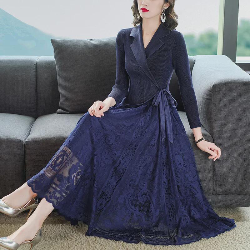 Платье средней длины из плиссированного бархата с приталенным воротником и плиссировкой - коллекция осень 2025 г.