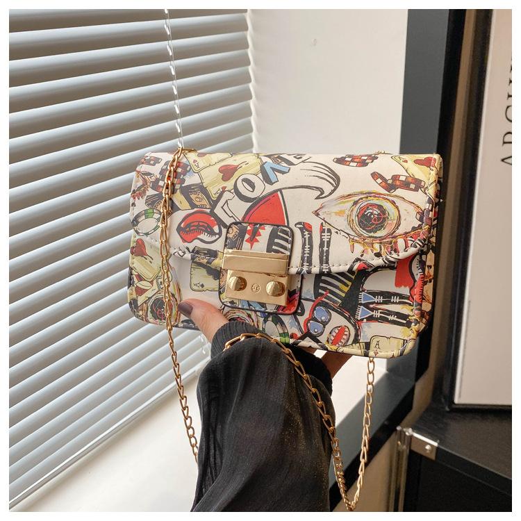 Модная корейская цепочка с замком-цепочкой, косой пролет плеча, новая модная печать граффити 2024, персонализированная маленькая квадратная сумка