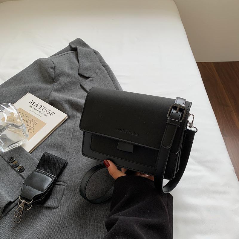 Маленькая квадратная сумка модная и стильная. Это сумка на одно плечо, сумка через плечо для женщин и модная сумка для поездок на работу.