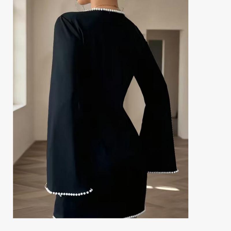 Элегантное однотонное приталенное платье с вырезом и жемчужной отделкой - с длинным рукавом и короткой юбкой для весны и осени.