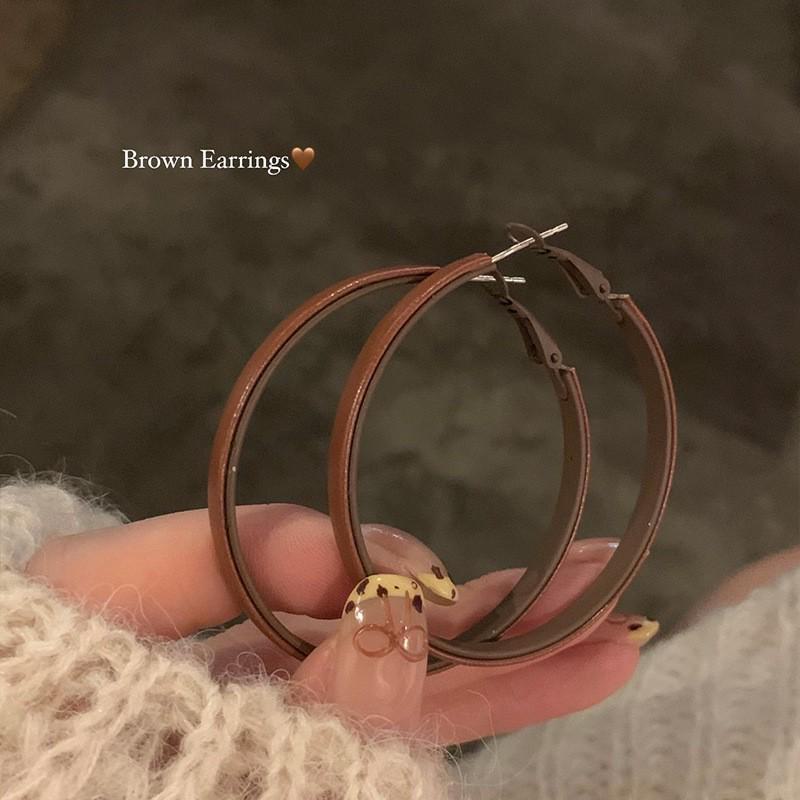 Винтажные красные серьги-кольца в гонконгском стиле: Элегантный женский аксессуар на осень/зиму