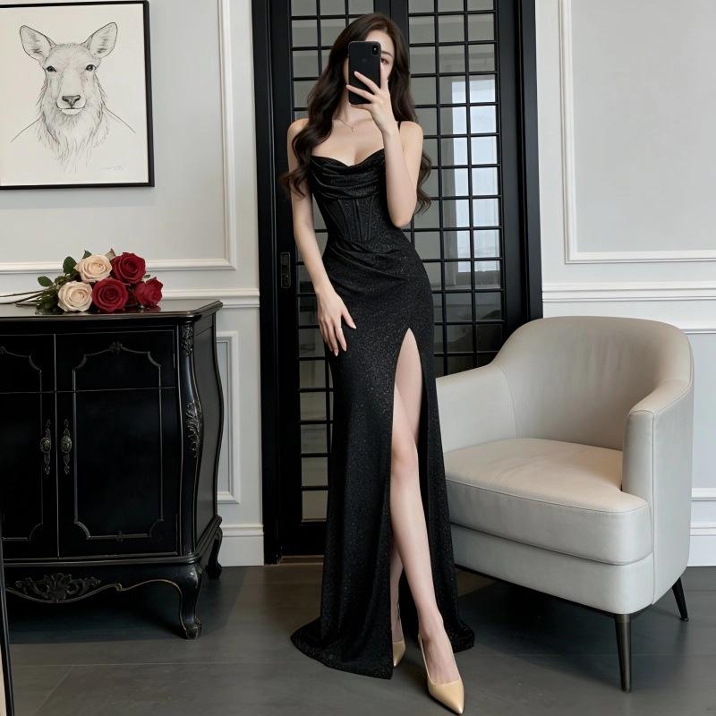 Элегантное блестящее платье-русалка на тонких бретельках с плиссированной юбкой и разрезом