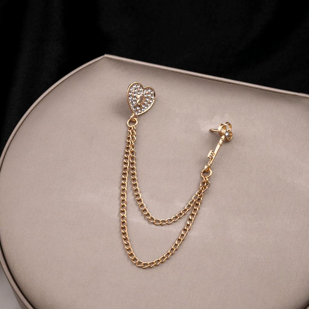 Мужская брошь-корона с двойной кисточкой-цепочкой и стразами