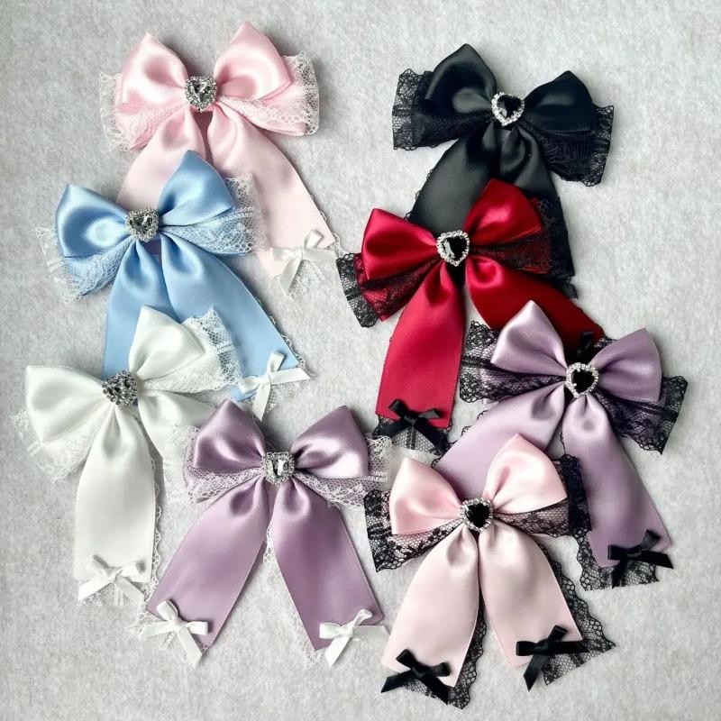 Модное женское платье-рубашка ручной работы в корейском стиле с кружевом, бантом, воротником-бантом, брошью-цветком и стразами в форме сердца. Ювелирный подарок