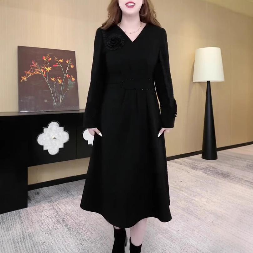 Luxurious Velvet Embroidered Dress for Middle-Aged Women - Autumn/Winter Collection