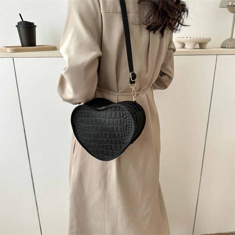 Trendy Minimalist Single Shoulder Bag For Women 2023 Summer New Heart Bag Street Fashion Medium Felt Bag