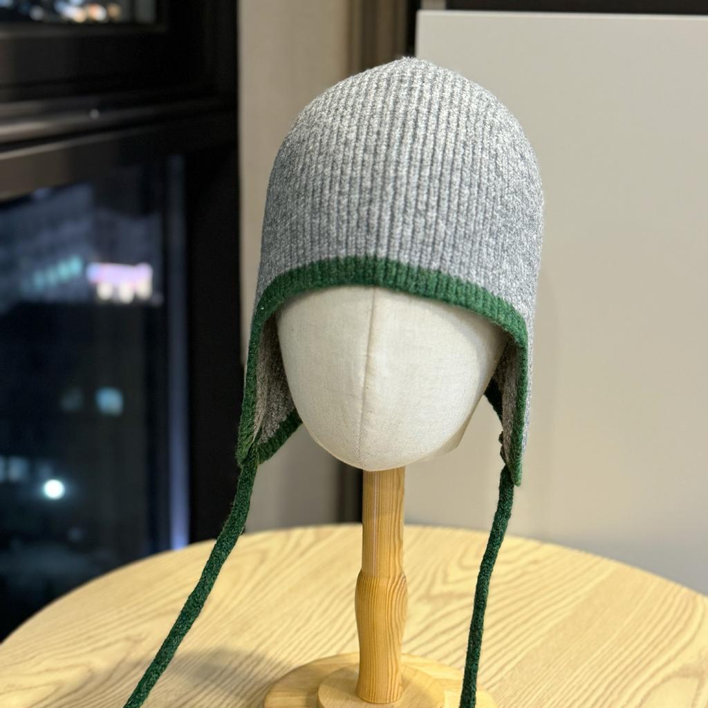 Solid color knitted hat for women, fashionable, simple, casual, versatile, warm, ear-protecting, windproof, with ties, suitable for autumn and winter