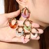 Серьги-гвоздики из цветной смолы в стиле легкой роскоши, серьги неправильной формы с полыми V-образными элементами в стиле Майя, серьги из нержавеющей стали с золотым покрытием