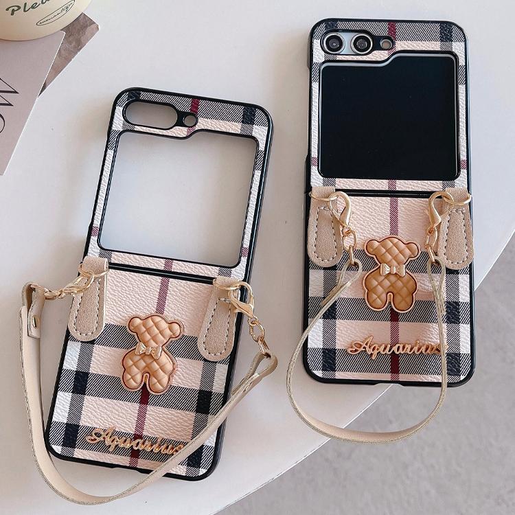 Чехол с милым мультяшным медведем для Samsung Galaxy Z Flip 5 4 3, чехол с ремешком, модный кожаный жесткий чехол в клетку