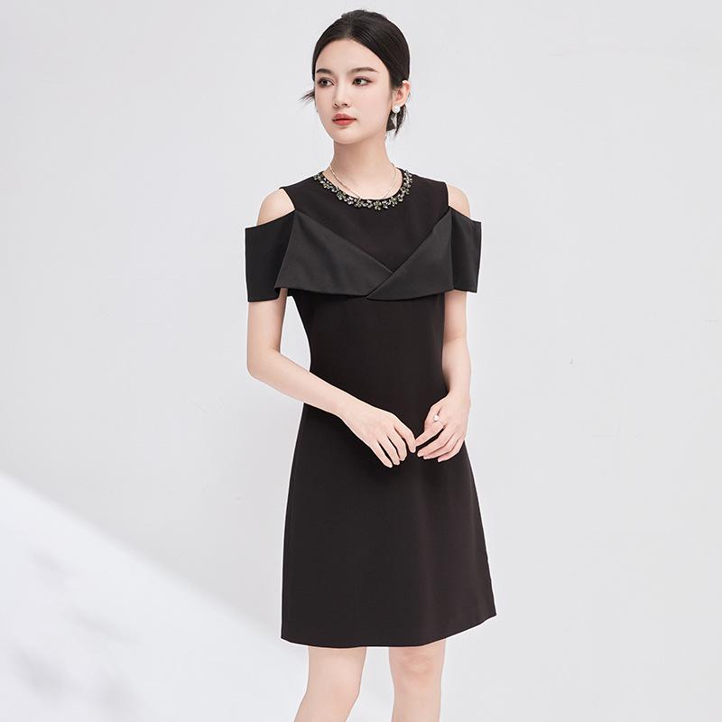 Элегантное летнее платье с открытыми плечами и бриллиантовым маникюром для женщин