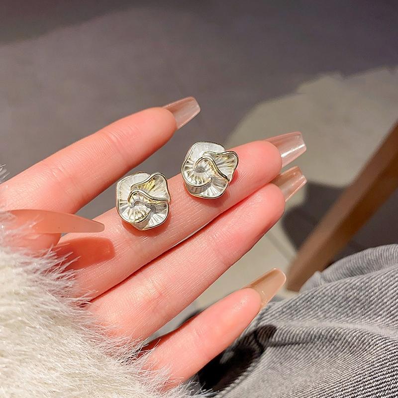 Черные серьги-гвоздики с цветком для женщин, сложенные, уникальный дизайн, эмаль, многослойные, цветочные, маленькие серьги, модные украшения