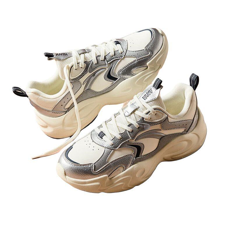 Anta Женские кроссовки Xingfeng Retro Y2K Chunky Dad Shoes Цвет: внебело-серебристо-серый, кремовый. Артикул: 922448810-4