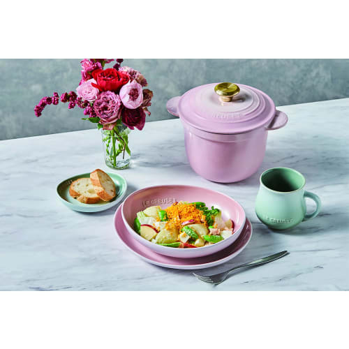 Le Creuset Кокотница Every 18" Чугунная Эмалированная Кастрюля с Брошью в виде Ракушки и Ручками Светло-Золотого Цвета, Совместима с Газовыми, Индукционными и Духовыми Плитами [Официальный Японский Продукт]