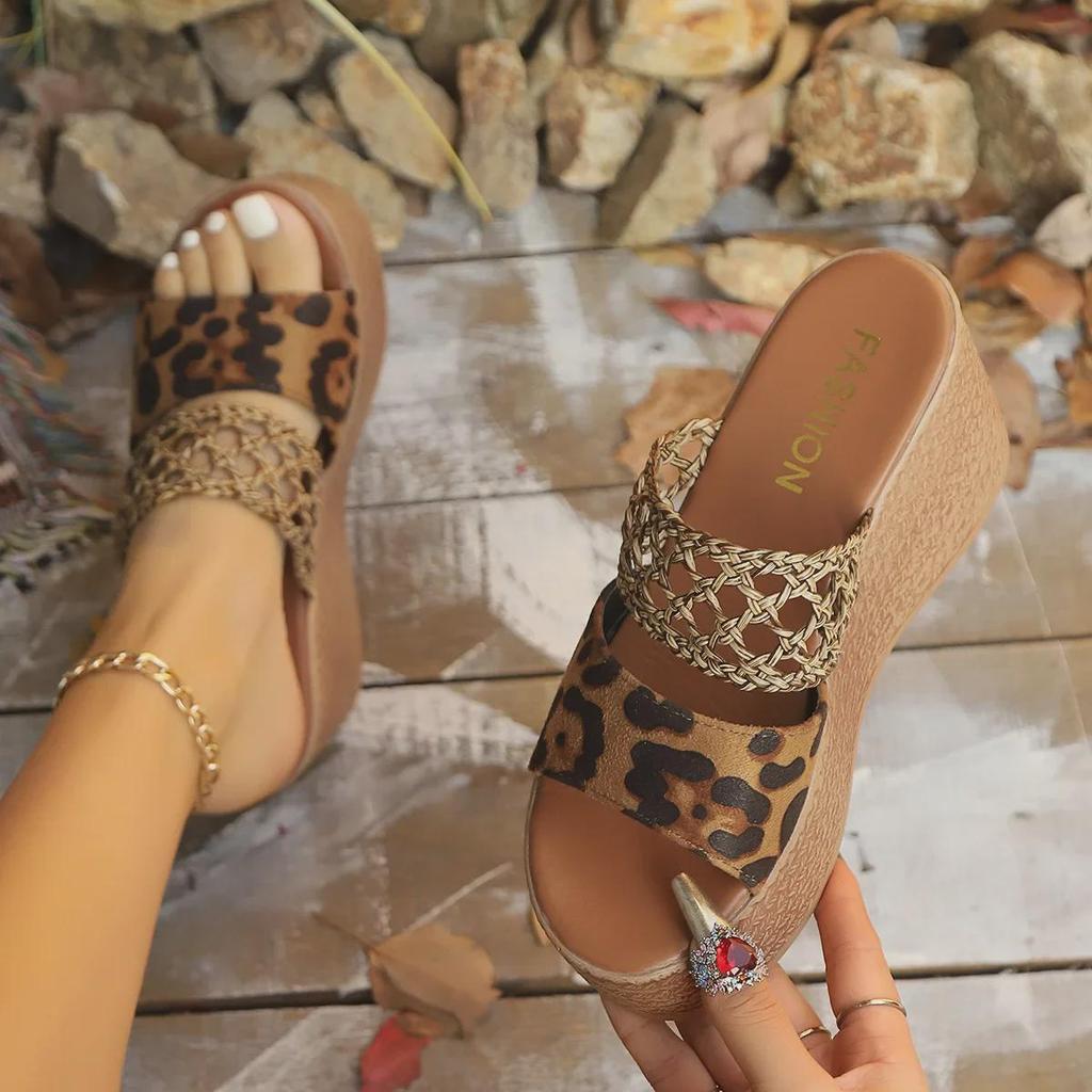 Пляжные сандалии с леопардовым принтом и большой танкеткой: Туфли-слипоны Hollow Roman с одним ремешком
