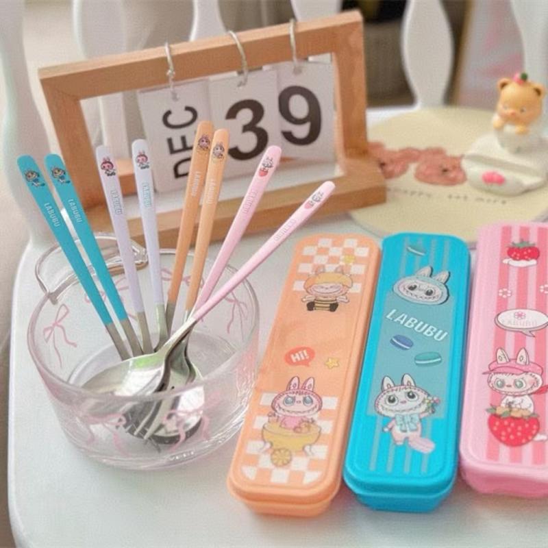 Набор портативной посуды Labubu из двух предметов, мультяшные вилка и ложка из нержавеющей стали, коробка для хранения, студенческий портативный набор столовой посуды