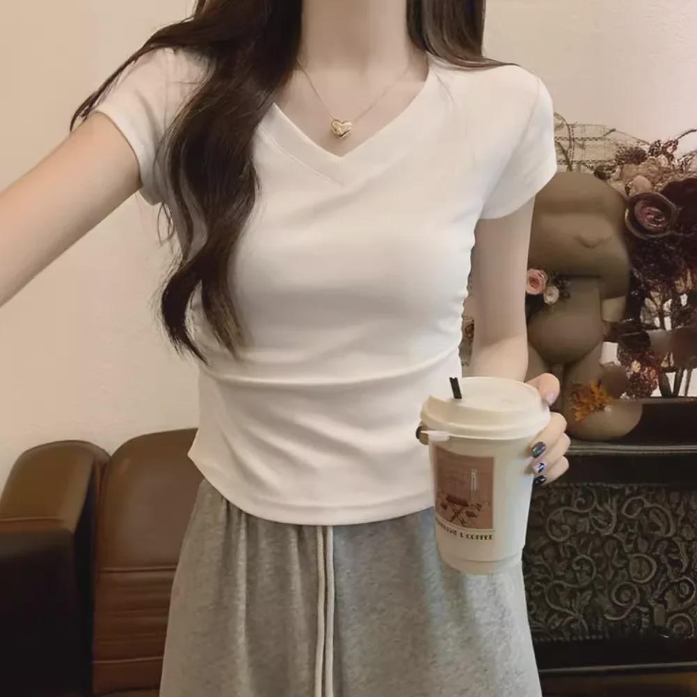 Женская облегающая летняя футболка Petite с V-образным вырезом: Американский стиль, сладкий и пряный, прямой крой плеч, топ с короткими рукавами.