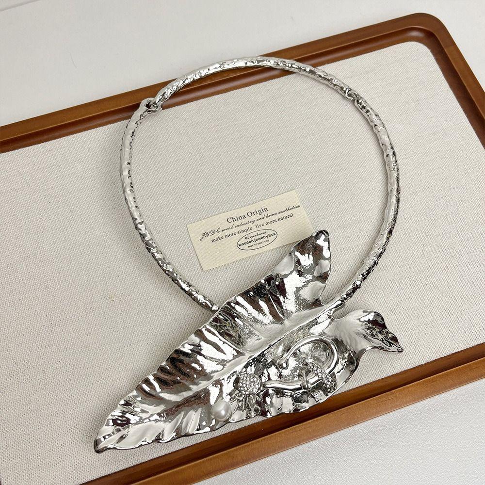 Light Luxury Banana Leaf Necklace Exaggerated Leaf Choker Unique Collarbone Chain  Girl