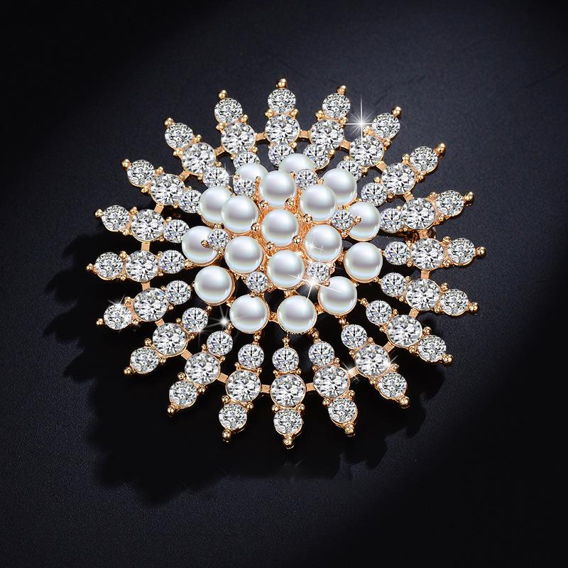 New Shiny Creative Rhinestone Petal Brooches For Women Luxury Designer Brooch Pin Fashion Dress Accessories Jewelry Gifts