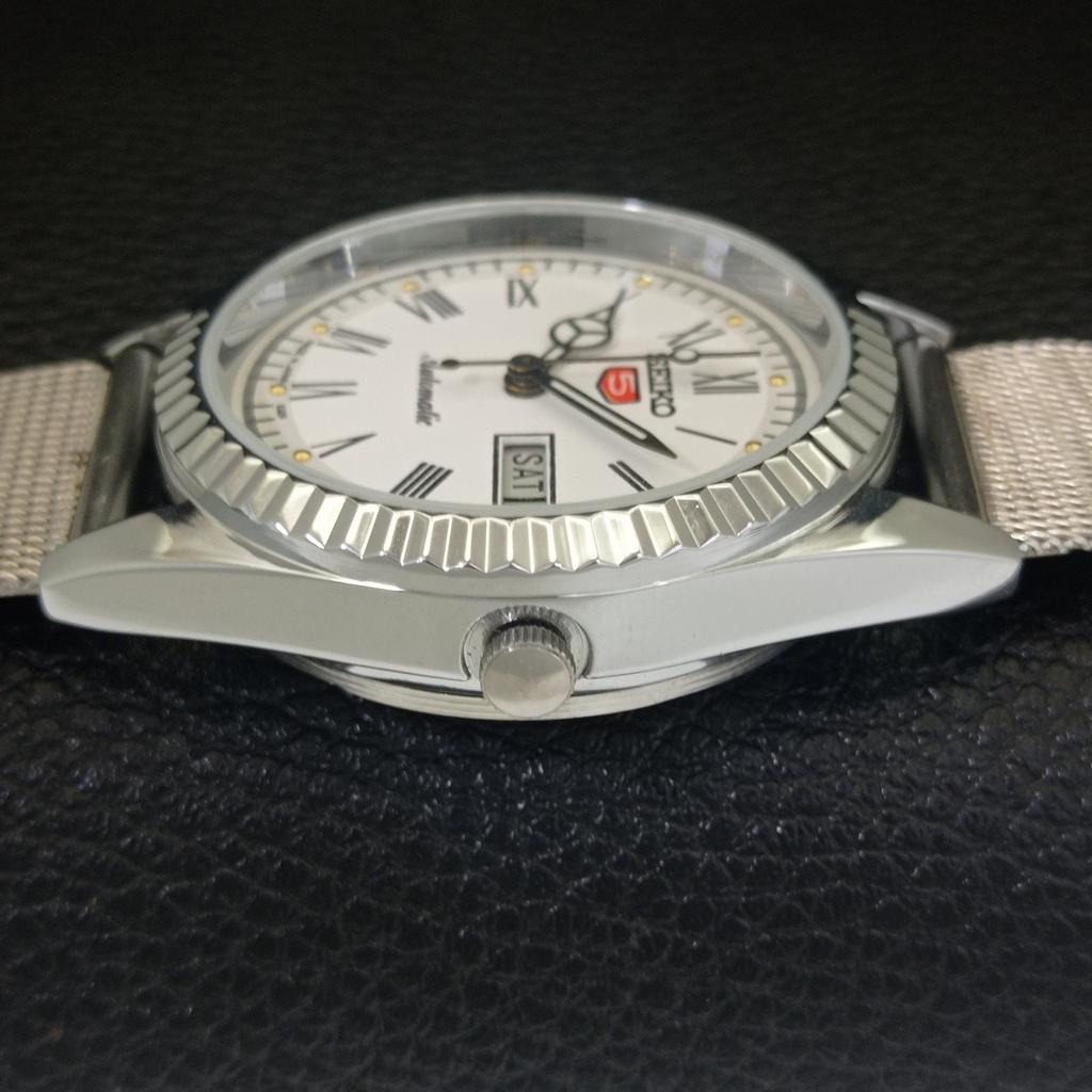 ЯПОНСКИЕ ВИНТАЖНЫЕ ОТРЕМОНТИРОВАННЫЕ МУЖСКИЕ АВТОМАТИЧЕСКИЕ ЧАСЫ SEIKO 5 С РИМСКИМИ ЦИФРАМИ a442051-a