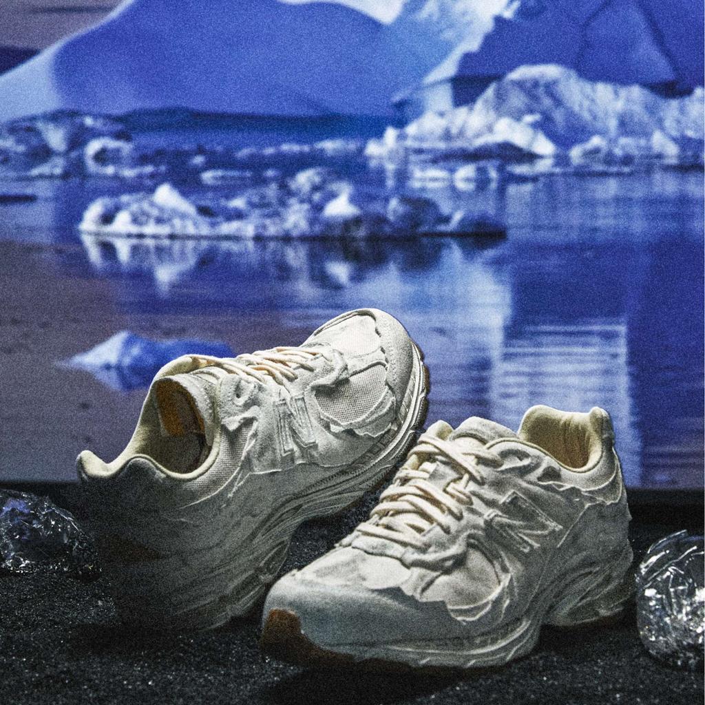New Balance 2002R Protection Pack - Distressed Unisex Sneakers White Sea-Salt Vintage-Orange M2002RDG