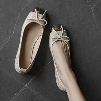 Мода 2025 Новые женские туфли-лодочки Модные балетки на низком каблуке Комфортные туфли с квадратным носком и неглубоким вырезом Лаконичные туфли с металлической отделкой и бантом