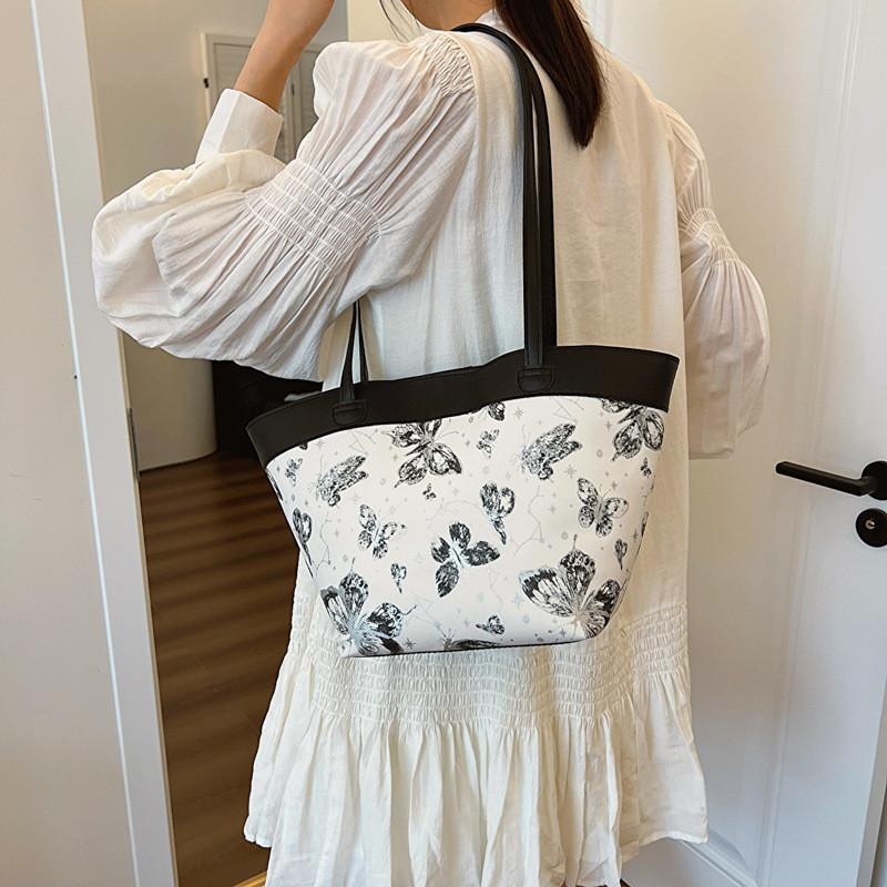 Fashionable Street Style Womens Tote Bag Large Capacity Versatile Daily Shoulder Bag