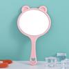 Мультяшное зеркало в виде медвежьей лапы Уникальное косметическое зеркало Портативное ручное зеркало в виде медвежьей головы Девушка