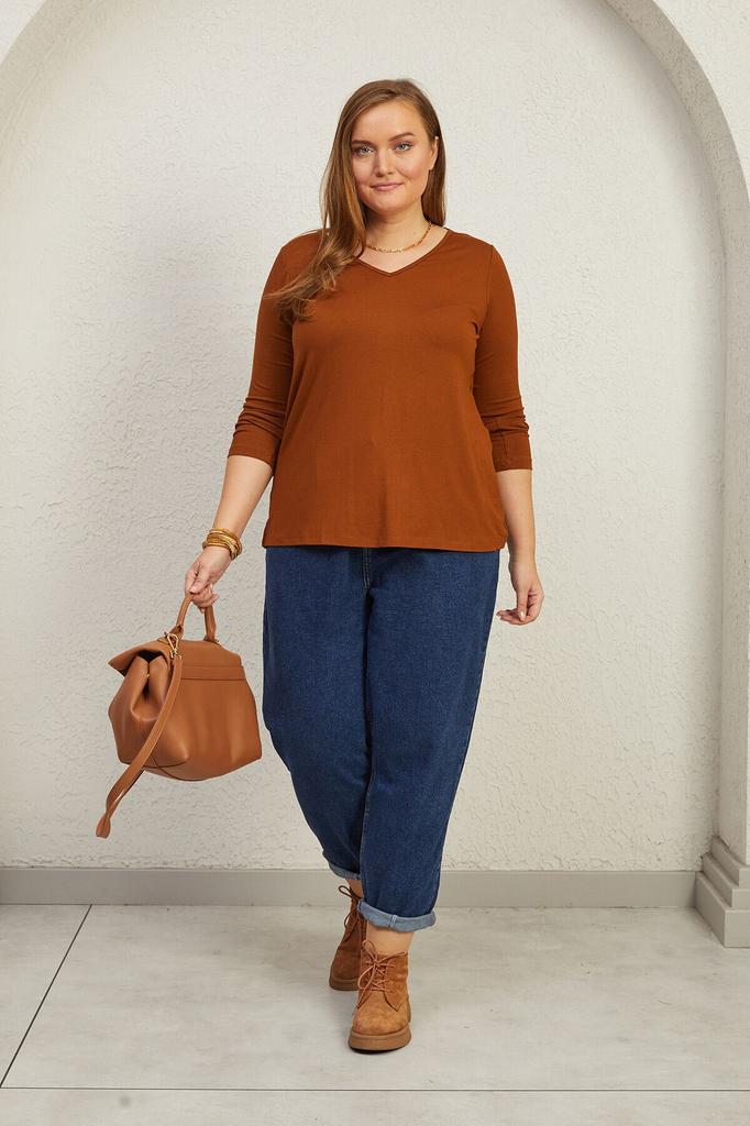 Женская футболка большого размера с кружевной отделкой на спине