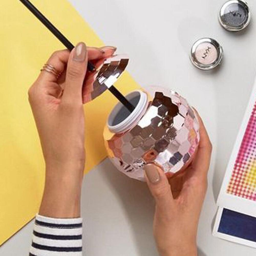 Ночной клуб с соломенным фонариком, сверкающие винные бокалы, диско-шар, чашка, барные инструменты, коктейль