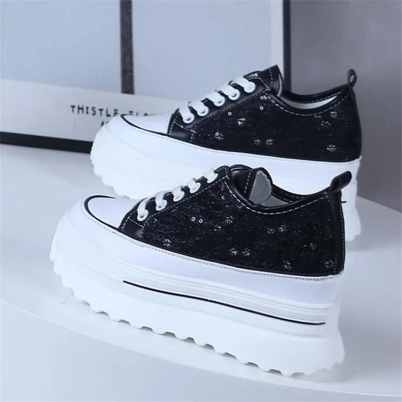 Мода 2025 Женские кроссовки Весенние туфли кэжуал с пайетками Женские туфли на платформе Танкетки Увеличивающие рост Вулканизированная обувь 9 см
