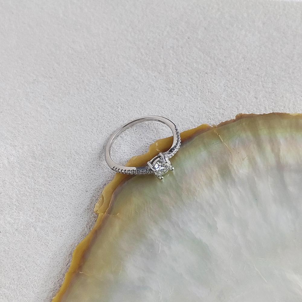 Серебряное кольцо S925 с муассанитом, четырехлапковое, витой ободок, для женщин