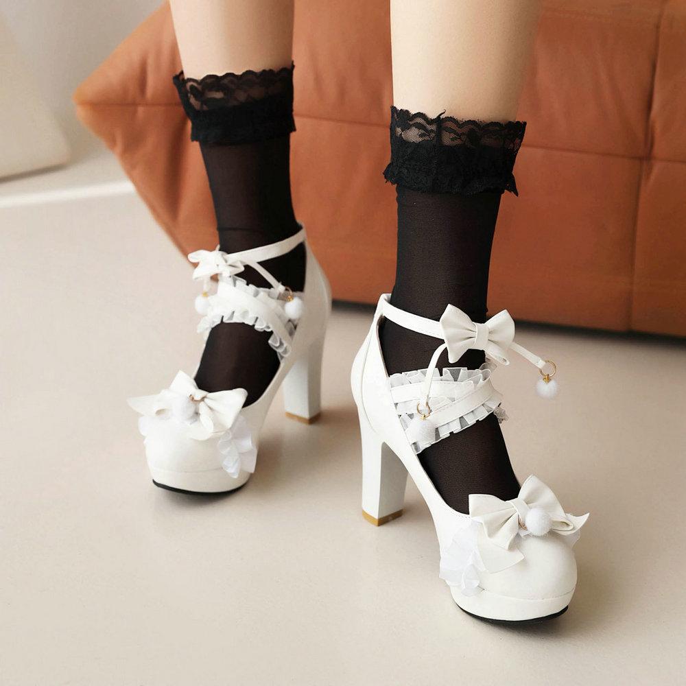 Туфли на высоком каблуке с розовыми помпонами и кружевным бантом. Фиолетовые милые девчачьи туфли на платформе в винтажном стиле. Эстетическая обувь. Туфли-лодочки для косплея принцессы Сисси.