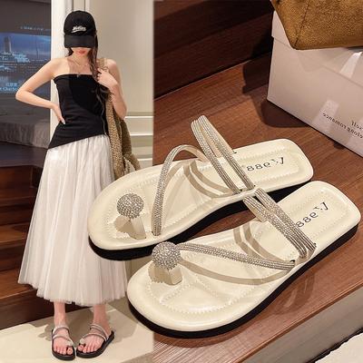 Крутые шлепанцы на плоской подошве женские летние 2025 новые со стразами фея ветер мягкая подошва нескользящие носок пляжные на одной перемычке