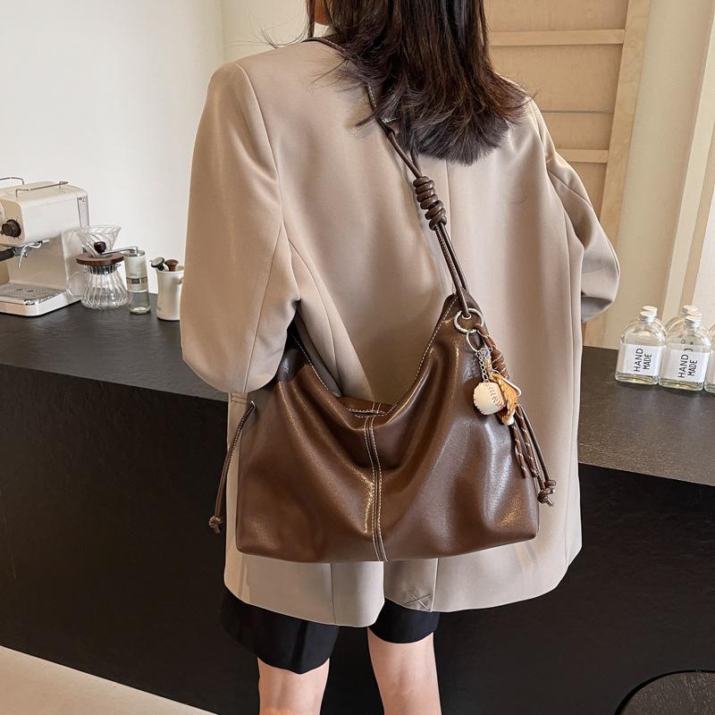 Однотонная сумка кроссбоди подмышку 2025 новая сумка-тоут повседневная для работы большая вместительность на плечо