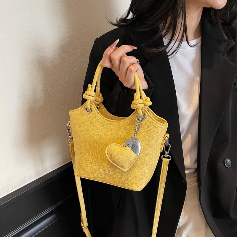 Летняя популярная маленькая сумка женская 2025 новая модная универсальная на плечо, сумка-мессенджер, супер огонь, портативная сумка-ведро