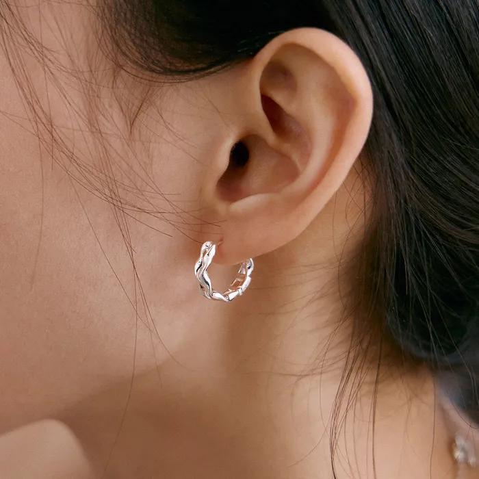 [Носят Рюджин из ITZY] Серьги-клипсы «Спокойная волна»