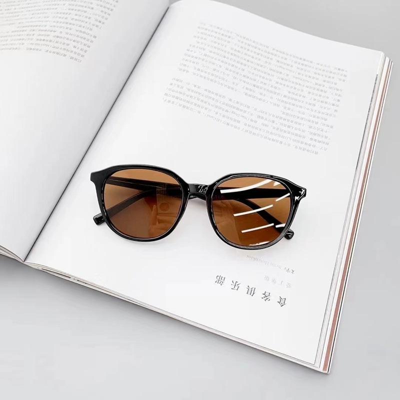 Retro milky white cat-eye sunglasses for women with square or round faces, slimming and stylish, sun protection for seaside vacations, popular online