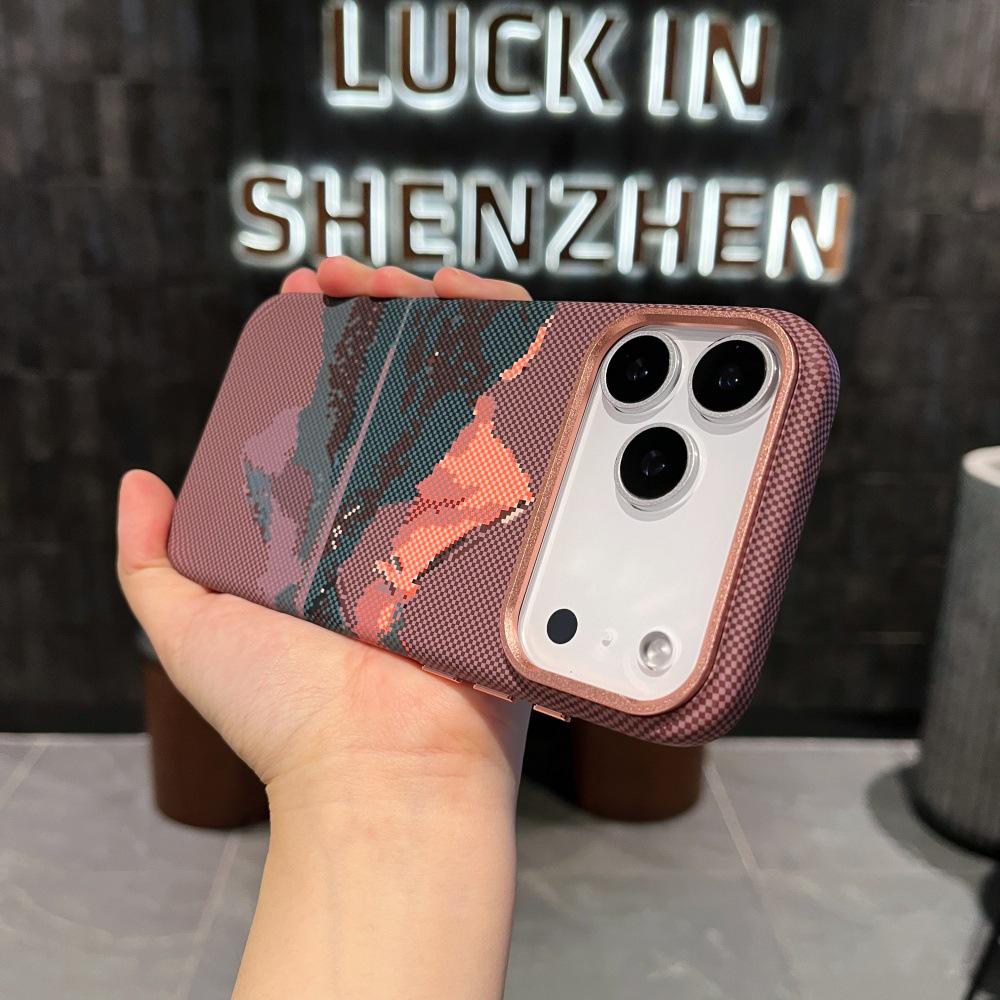 Магнитный чехол из углеродного волокна "Золотая гора на закате" для iPhone 17 Pro Max - Полное покрытие, металлическая защита объектива