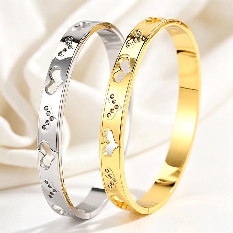 Non-fading titanium steel heart bracelet, simple and versatile couple clasp bracelet, women's high-end stainless steel jewelry