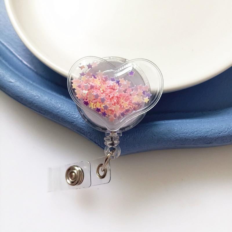 Новый стиль бейджа с мультяшной кнопкой-защелкой  Эластичная кнопка-защелка  Сердце с пересыпающимся песком  Изделие из смолы  Шнурок-держатель для ID-карты  Зажим-держатель