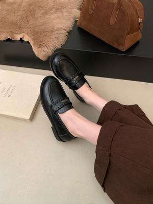 Корейские маленькие кожаные туфли женские 2025 осень новые круглый носок толстый каблук корейская версия плетеные маленькие застежки одинарные туфли