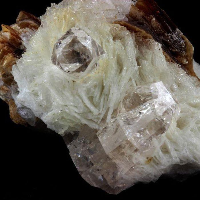 Pierres et Minéraux. Topaze + Cleavelandite. 810.5 ct. Pakistan.