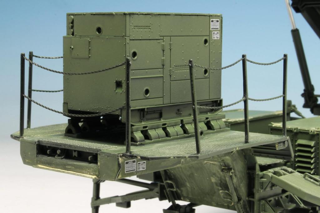 PLATZ Дракон Масштаб 1/35 Американский ЗРК MIM-104F Patriot PAC-3 Пусковая установка M901 с фототравлением, Пластиковый набор, BL3563SP (Военная техника)